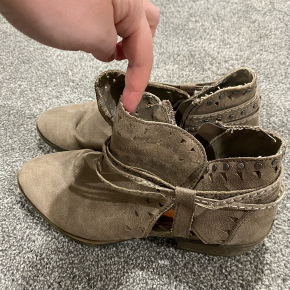 Tan Booties, ankle boots size 9.5 Sugar brand. - Picture 2 of 5